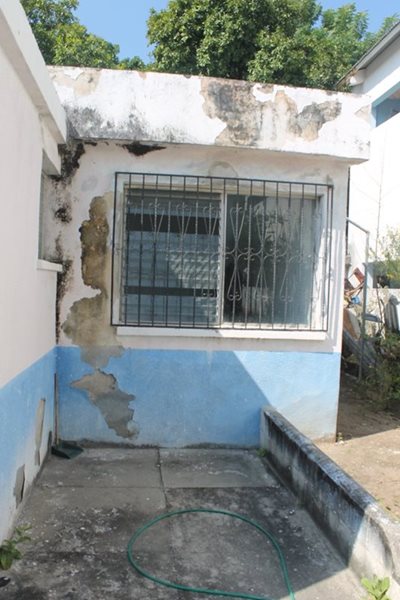 La fachada también presenta un desgaste importante. (Foto Prensa Libre: Conadi)