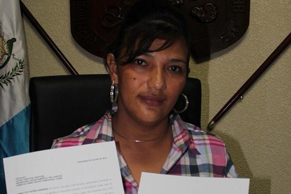 Sonia Rivera Ramírez, alcaldesa de San Benito, muestra el documento de la renuncia. (Foto Prensa Libre: Rigoberto Escobar).