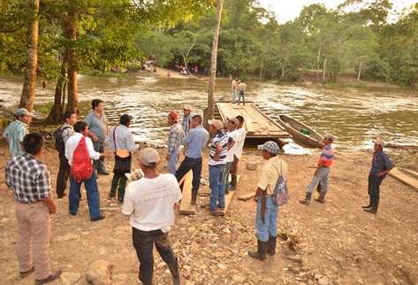 Vecinos de la mircorregión Tierra Blanca, Sayaxché, Petén, temen ser afectados por inundaciones. (Foto Prensa Libre: Rigoberto Escobar)