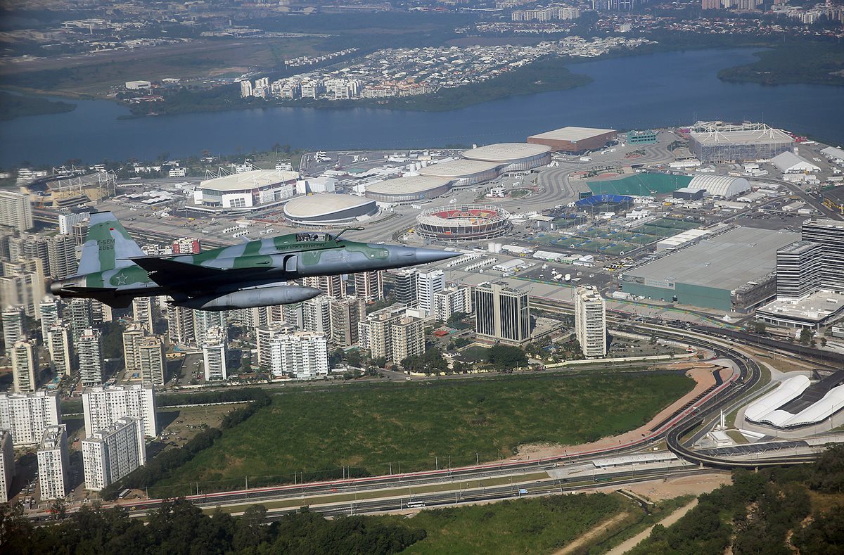 Un avión de la Fuerza Aérea Brasileña (FAB)realiza un operativo en Río de Janeiro para ejemplificar la interceptación de una aeronave.(Foto Prensa Libre: EFE).
