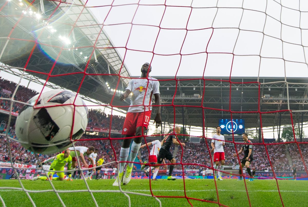 El Bayern sigue celebrando con triunfos el campeonato que consiguió hace semanas. (Foto Prensa Libre: EFE)