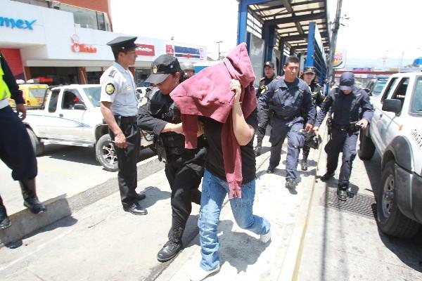 Una mujer, menor de edad, fue detenida por este hecho a bordo de una motocicleta (Foto Prensa Libre: E. Paredes)<br _mce_bogus="1"/>