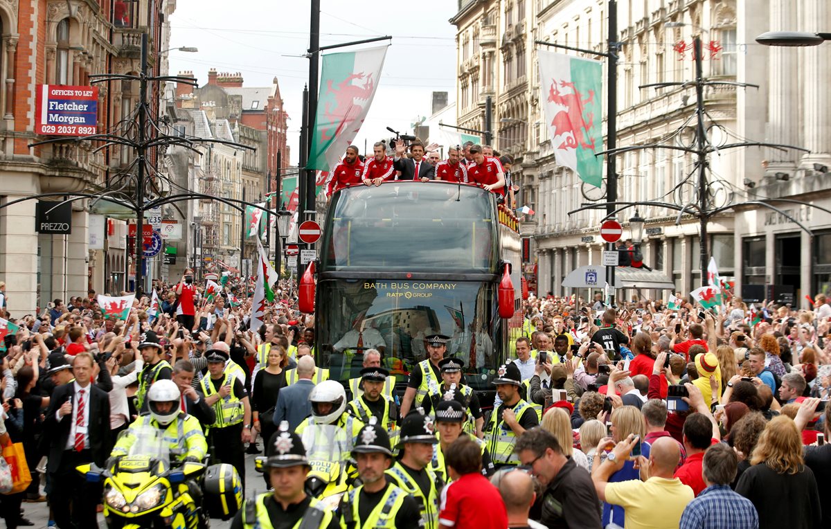 Cerca de 200 mil galeses recibieron como héroes a sus seleccionados después de la Eurocopa. (Foto Prensa Libre: AP)