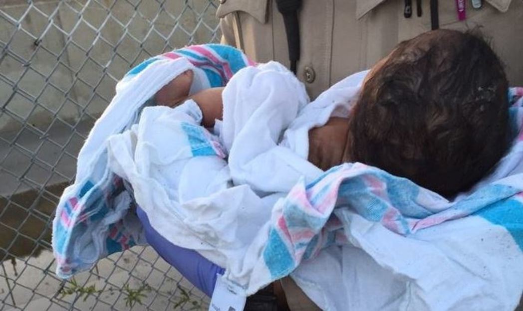 La recién nacida fue hallada en un arroyo cercana al río Los Ángeles.(Foto Prensa Libre: AP)