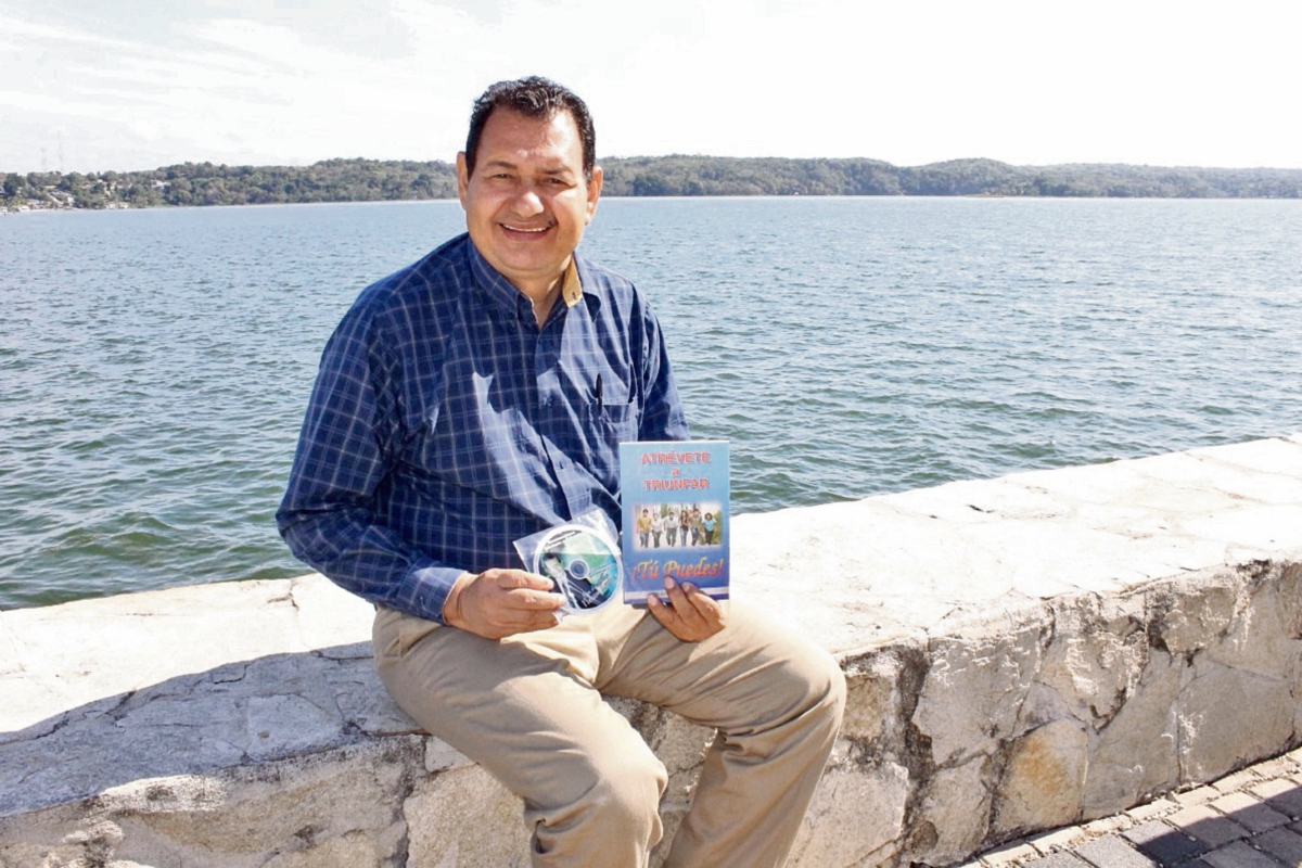 Nelson Larios  muestra el disco de reflexiones   y el libroAtrévete a triunfar.