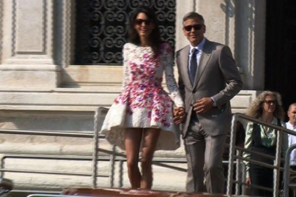 El famoso actor estadounidense George Clooney se casó con la abodaga Amal Alamuddin. (Foto Prensa Libre: AFP)