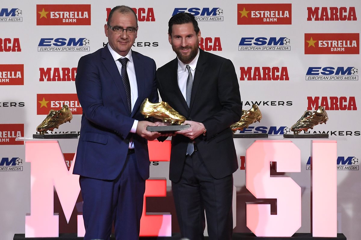 Juan Ignacio Gallardo, director del diario deportivo Marca, entregó la bota de oro a Lionel Messi. (Foto Prensa Libre: AFP)