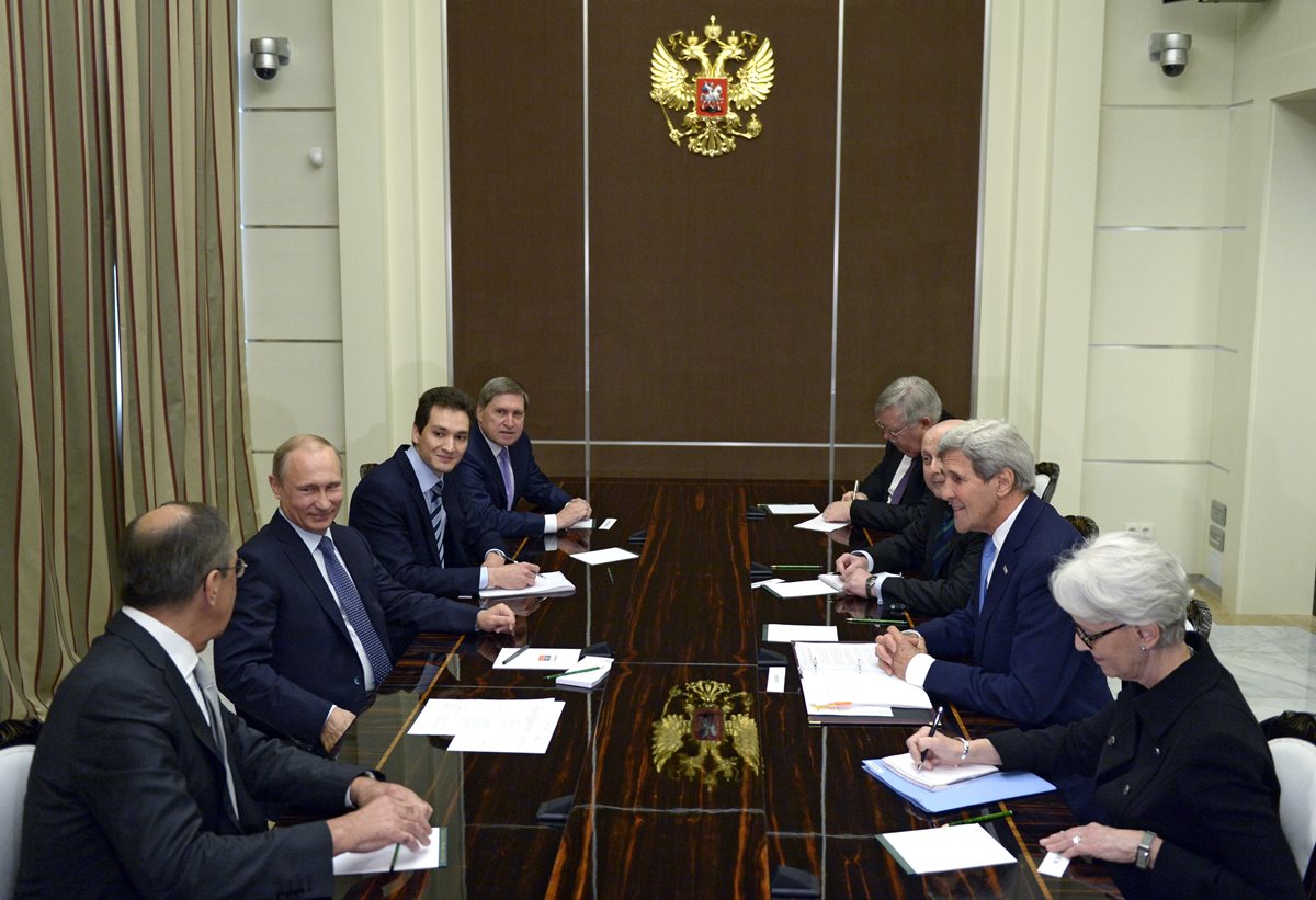 Vista de la reunión que sostuvieron este martes funcionarios de EE. UU. y Rusia en el Kremlin. (Foto Prensa Libre: AP).