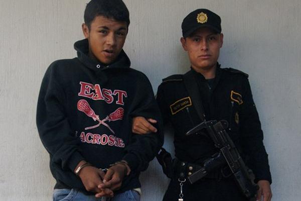 Pedro Fernando Melchor Rodas permanece en la subestación, en Rabinal. (Foto Prensa Libre: Carlos Grave).