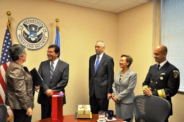 LA SECRETARIA de Seguridad Nacional de Estados Unidos recibió esta semana al canciller Harold Caballeros, con quien trató la petición de TPS.