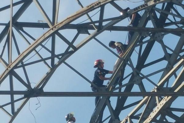 Suicida intenta lanzarse por octava ocasión de la Torre del Reformador. Lo dejó la pareja sentimental. (CORTESÍA USUARIO LUDWIN ALONZO)
