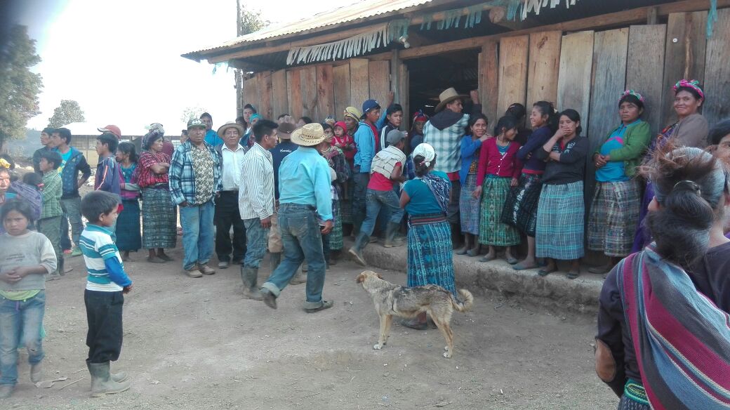 Pobladores de aldea de Nentón, Huehuetenango, se reúnen luego de enfrentamiento con vecinos de otras aldeas. (Foto Prensa Libre)