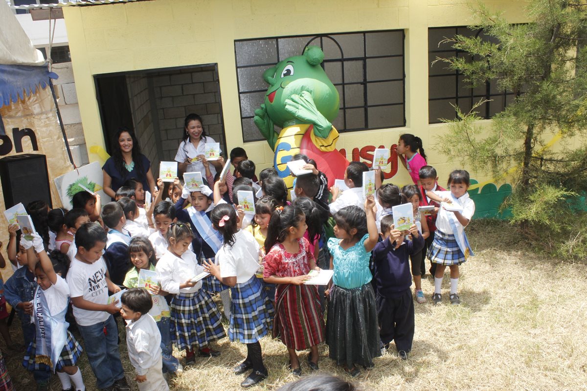 Estudiantes conviven durante la inauguración del aula en Chimaltenango. (Foto Prensa Libre: Víctor Chamalé)