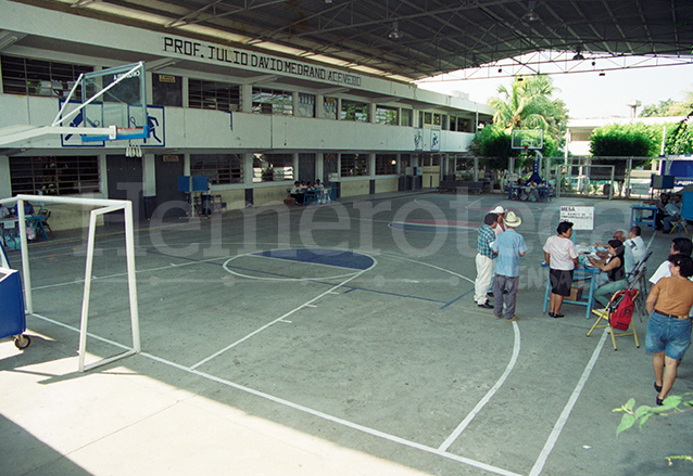 El gimnasio de la cabecera de Chiquimula luce vacío el 16 de mayo de 1999, día de la consulta popular. El abstencionismo fue el gran triunfador. (Foto: Hemeroteca PL)