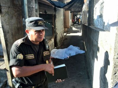 El cuerpo de la mujer fue localizado en el mercado de la colonia El Amparo zona 7 capitalina. (Foto Prensa Libre)