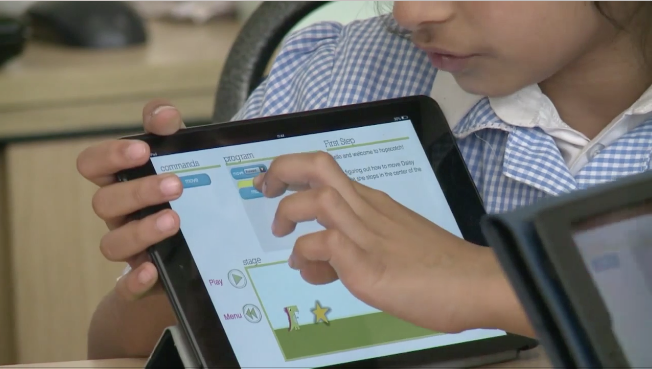 Estudiantes de primaria de Escuela República de Francia reciben clases utilizando tabletas. (Video Prensa Libre: AFP)
