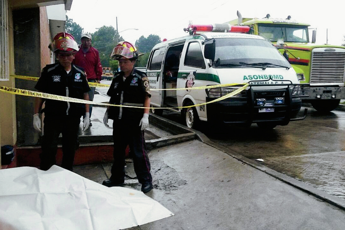Cadáver de un hombre no identificado fue localizado en la calzada Ciríaco Soto, zona 4 de San Pedro Sacatepéquez, San Marcos. (Foto Prensa Libre: Genner Guzmán)