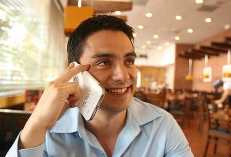 Kevin González utiliza el primer smartphone que lanzará la compañía Molvu.