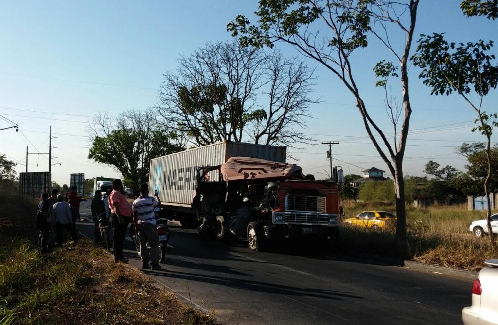 Tráiler accidentado en la autopista a Puerto Quetzal, Escuintla. (Foto Prensa Libre: Enrique Paredes).