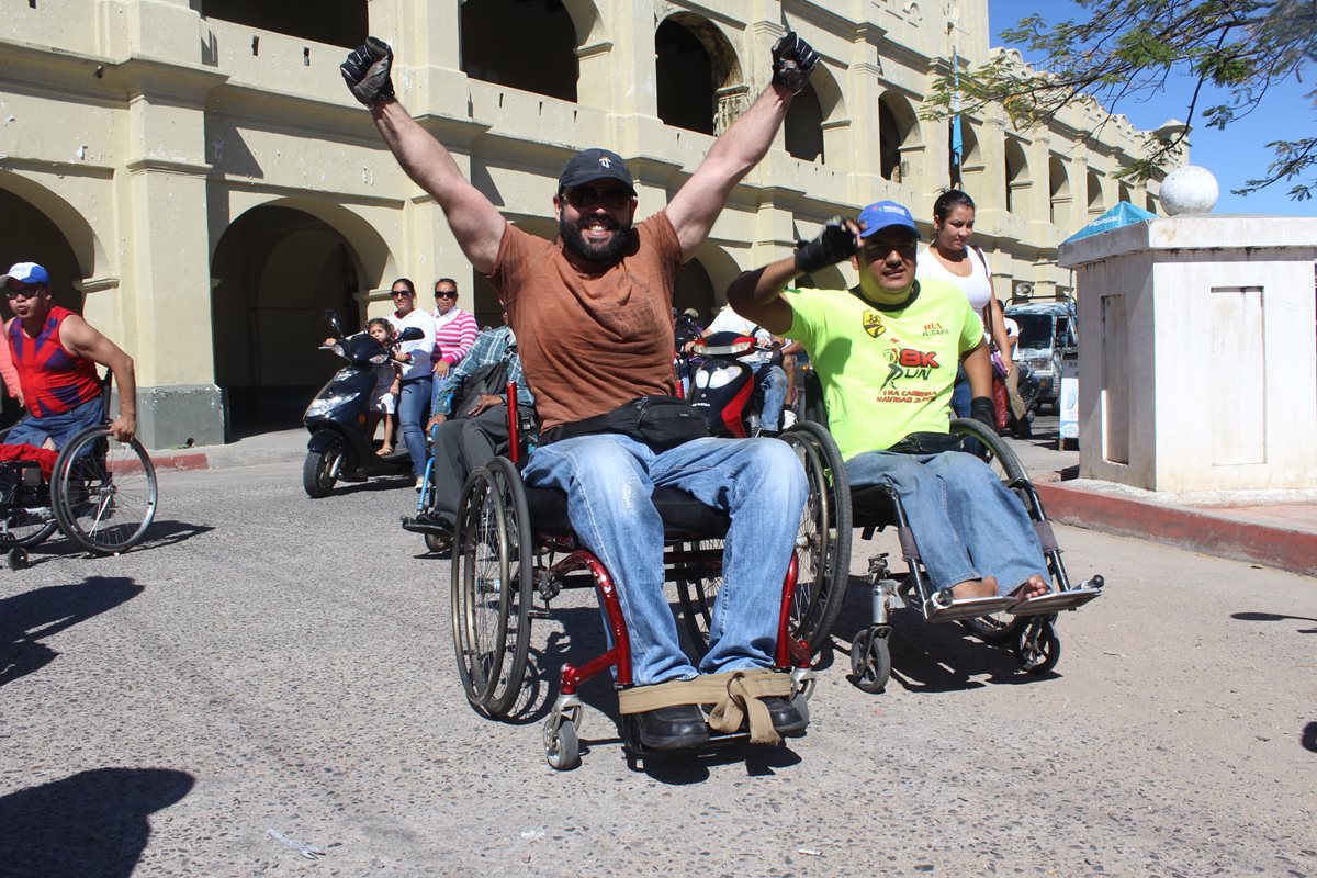 Carlos Way, quien padece de discapacidad motora, participa en carrera de silla de ruedas en la cabecera de Jutiapa. (Foto Prensa Libre: Óscar González)