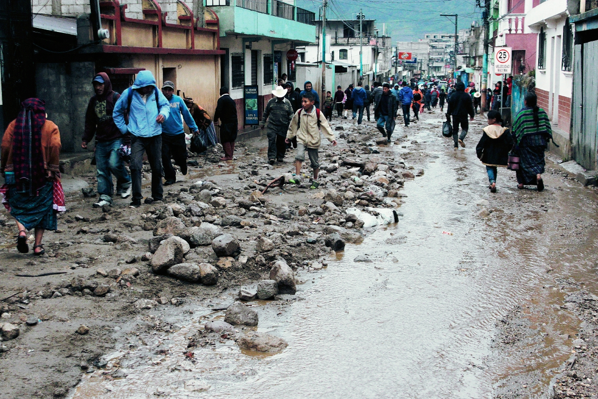 Calles del área urbana de Almolonga quedaron cubiertas de lodo y piedras a causa de la correntada. (Foto Prensa Libre: Carlos Ventura)