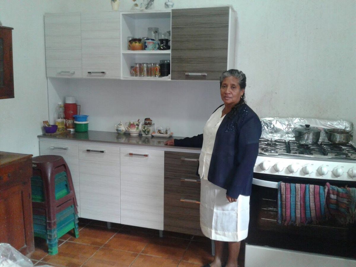 Clienta de Villa Nueva Recibe gabinete de cocina nuevo, comprado en Chopinmol.