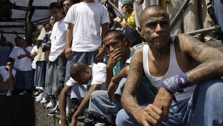 Programa busca alejar a los jóvenes de las pandillas. (Foto Prensa Libre: AFP)