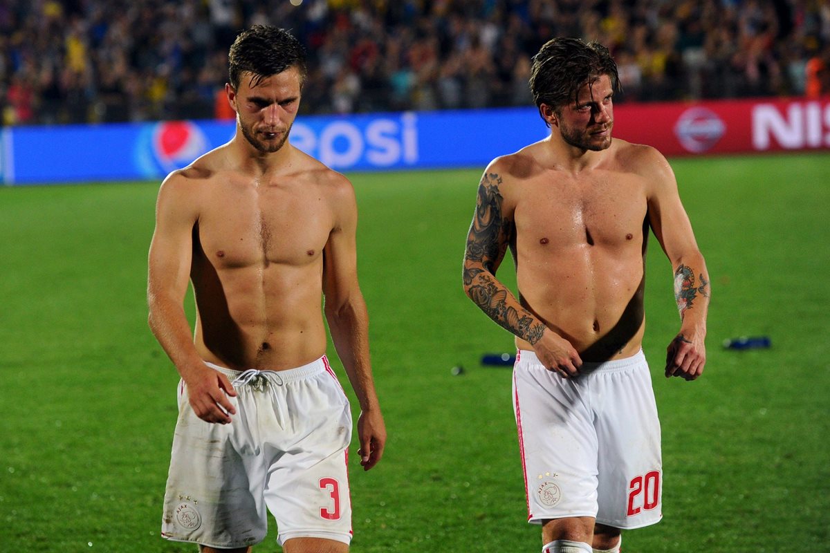 Los jugadores del Ajax Joel Veltman (derecha) y Lasse Schone (izquierda) salen molestos del campo. (Foto Prensa Libre: EFE)