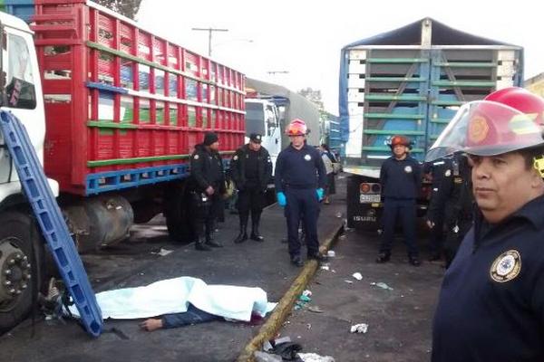 Un hombre murió baleado en La Terminal, zona 4. (Foto Prensa Libre: Bomberos Municipales)