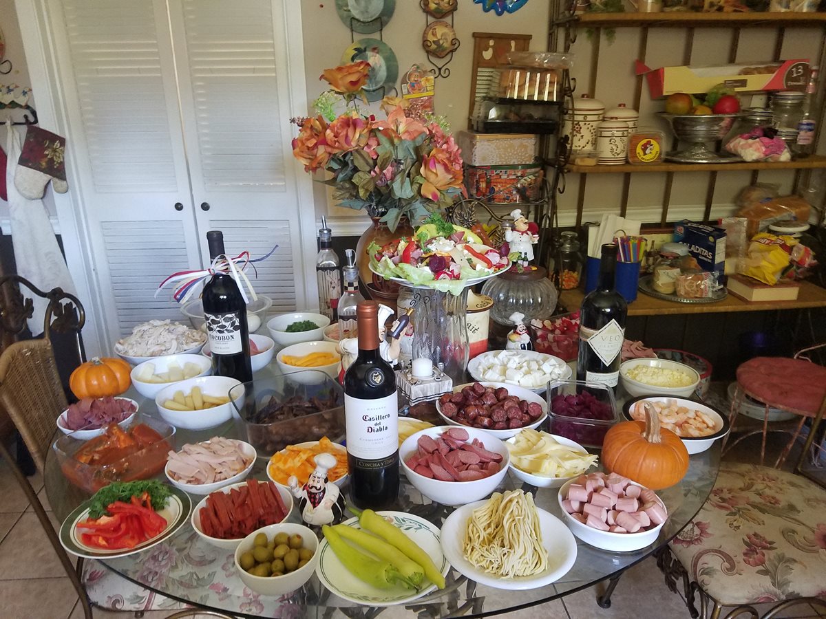 Mesa festiva en la que el protagonista es el fiambre, preparado por Andrea Samayoa, en Houston, Texas.