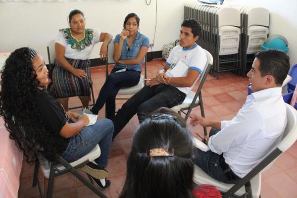 Jóvenes de Sololá y de la capital comparten vivencias y conocimientos sobre acoso escolar. (Foto Prensa Libre: Ángel Julajuj)<br _mce_bogus="1"/>