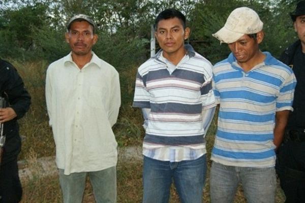 En otra finca ubicada en la aldea Llano de Calderón, en Zacapa fueron capturados tres hermanos sindicados de homicidio, informó la Policía. (Foto Prensa Libre: PNC)