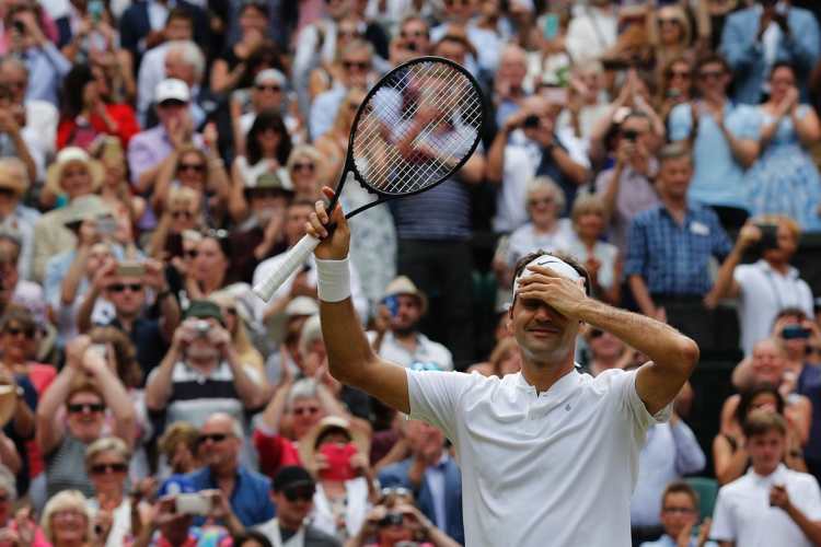 Federer no puede creer al final del partido, que conquistó tu corona 8 en Wimbledon. (Foto Prensa Libre: AFP)