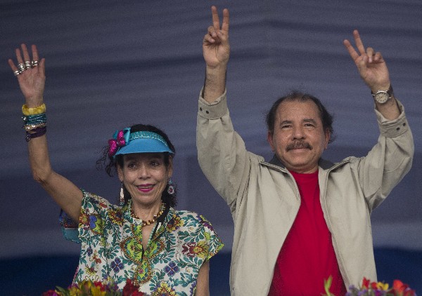 Daniel Ortega y su esposa Rosario Murillo, saludan a sus partidarios. (Foto Prensa Libre: EFE)