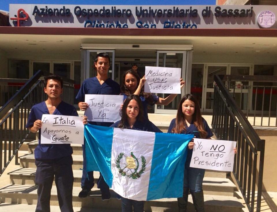 Guatemaltecos desde Italia muestran su apoyo a las manifesteaciones pacíficas. (Foto: Facebook, Maria Isabel Valdéz).