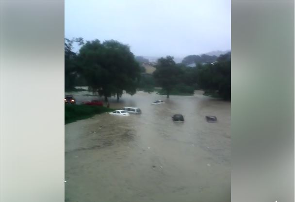 Inundación donde quedaron atrapados varios carros en Huehuetenango. (Foto Prensa Libre: Milton Palacios).