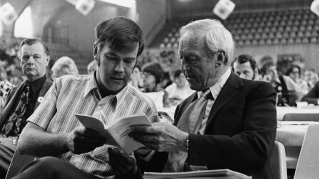 Alfvén (der.) descubrió que el plasma tiene una naturaleza celular y ondas, pero muchos de sus pares desmerecieron sus teorías y fue reconocido décadas más tarde. WIKIMEDIA COMMONS