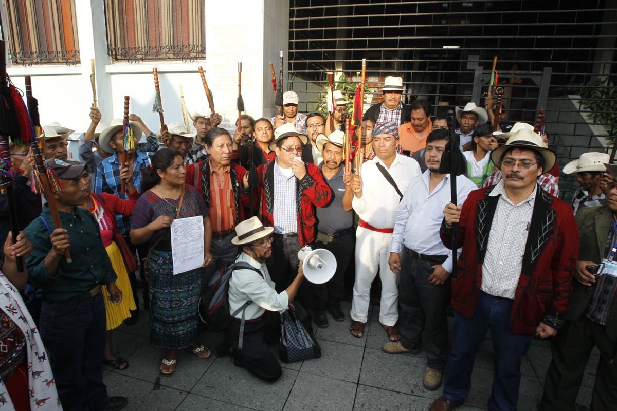 Manifestantes que se encontraban afuera de la CC cuando magistrados informaban de su decisión en conferencia de prensa. (Foto Prensa Libre: Paulo Raquec).