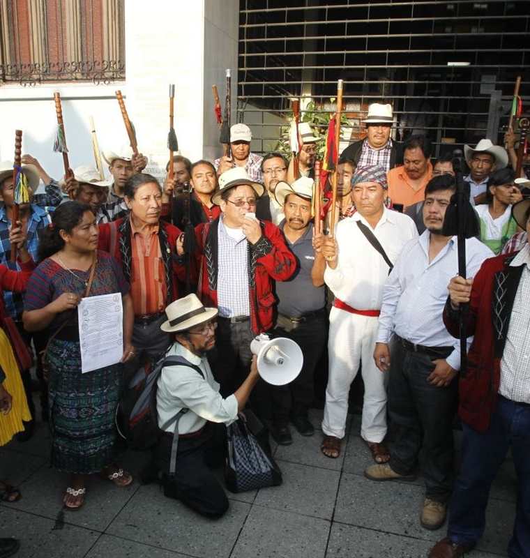 Manifestantes que se encontraban afuera de la CC cuando magistrados informaban de su decisión en conferencia de prensa. (Foto Prensa Libre: Paulo Raquec).
