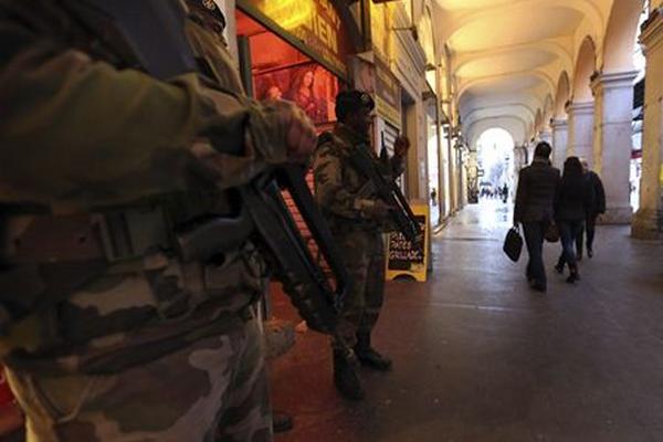 Militares resguardan el lugar del ataque. (Foto Prensa Libre: EFE)