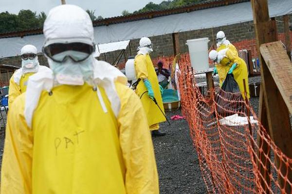 Un equipo médico trabaja en un área de alto riesgo de ébola en Monrovia.( Foto Prensa Libre: AFP)