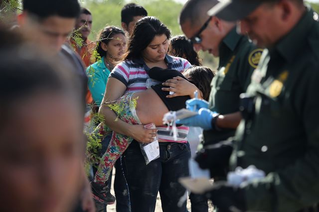 En el transcurso de la semana la patrulla fronteriza a interceptado a indocumentados de Centroamérica. (Foto Prensa Libre: AFP)