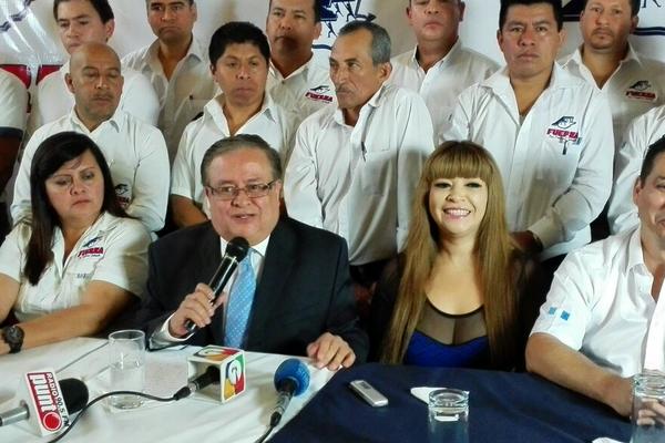 Secretario Mauricio Radford y su dirigencia de Fuerza, en conferencia de prensa. (Foto Prensa Libre: Ben Kei Chin)