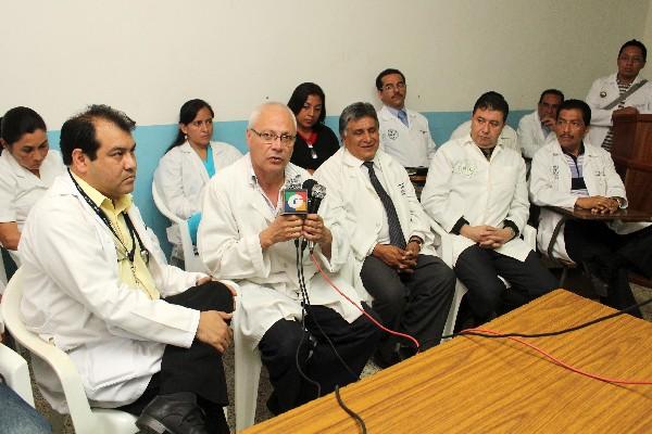Médicos dan a conocer la situación precaria del Hospital de Cobán.