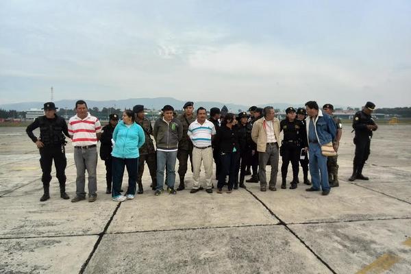 Los detenidos fueron trasladados a la Torre de Tribunales. (Foto Prensa Libre: Erick Ávila)