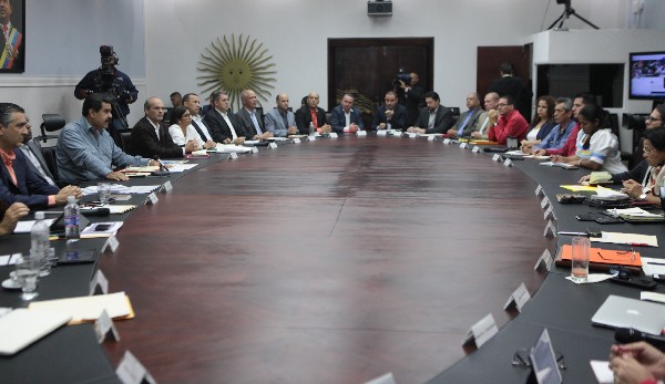 Nicolás Maduro (i) participa en una reunión con su Gabinete de Gobierno en el Palacio Presidencial. (Foto prensa Libre:EFE).