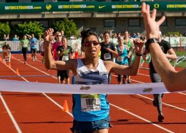 Carlos Trujillo llega a la meta del Maratón de Oregon. (Foto Prensa Libre: cortesía CATVL13)