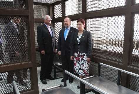César Barrientos, Francisco Dall'Anese y Thelma Aldana observan la nueva sede para juzgados.