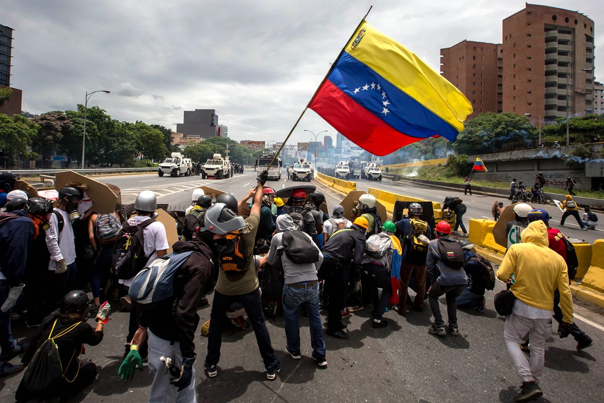 El 2017 fue un año de violentas protestas en Venezuela. (Foto Prensa Libre: EFE)