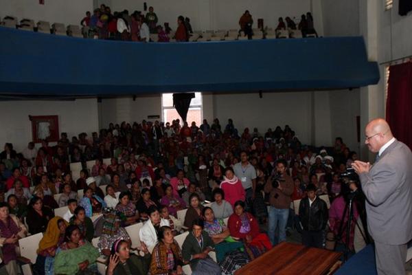 Un grupo de comadronas abucheó al ministro de Salud Ludwin Ovalle, porque no les entregaron el equipo médico previsto para hoy en el auditorium del hospital de Xela. (Foto Prensa Libre: Mynor Toc)